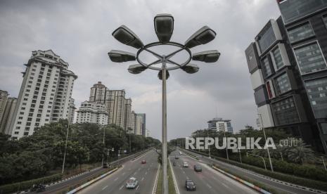 Pemprov DKI Jakarta, Pusat Pengelolaan Komplek Kemayoran dan UGM melakukan kerja sama perencanaan, penataan, dan revitalisasi ruang terbuka hijau di Kemayoran. Tampak Kendaraan melintas dengan latar gedung bertingkat di kawasan Kemayoran, Jakarta, Selasa (20/7/2021). 