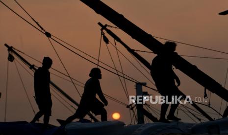 Buruh angkut beraktivitas di atas kapal di Pelabuhan Sunda Kelapa, Jakarta, Senin (15/5/2023). Induk holding BUMN jasa survei (ID Survey), PT Biro Klasifikasi Indonesia (Persero) atau BKI berkontribusi memperkuat industri maritim dalam Pameran Sea Indonesia 2023 di Jiexpo Kemayoran, Jakarta Pusat, Selasa (16/5/2023).