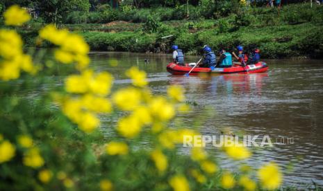 Sejumlah anggota komunitas membersihkan sampah di bantaran sungai saat aksi bersih Sungai Citarik di Desa Cibodas, Solokan Jeruk, Kabupaten Bandung, Jawa Barat, Minggu (14/3/2021). Aksi bersih Sungai Citarik yang diikuti oleh berbagai komunitas pecinta alam dan lingkungan tersebut digelar dalam rangka menyambut Hari Air Sedunia yang jatuh pada 22 Maret mendatang serta sebagai salah satu langkah untuk memastikan kebersihan di daerah aliran sungai tersebut. 