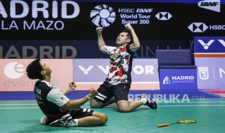  Sabar Karyaman Gutama (kiri) dan Moh Reza Pahlevi Isafahani merayakan kemenangan atas Roy King Yap dan Junaidi Arif di final Spain Masters 2024/