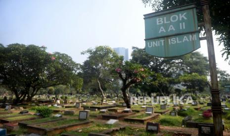 Suasana Tempat Pemakaman Umum (TPU) Menteng Pulo, Jakarta, Jumat (14/5). Biasanya saat perayaan lebaran TPU ini ramai dikunjungi warga untuk berziarah namun kini tampak sepi. Sebelumnya, Gubernur DKI Jakarta Anies Baswedan mengatakan kegiatan ziarah di TPU di Jabodetabek ditiadakan mulai 12 hingga 16 Mei Hal ini untuk mengurangi mobilisasi warga selama Lebaran demi mengantisipasi risiko peningkatan kasus penularan COVID-19.Prayogi/Republika.