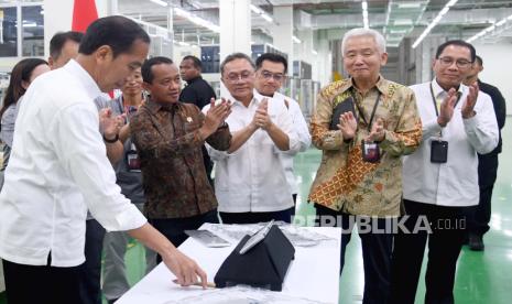 Presiden Joko Widodo (Jokowi) saat meninjau pabrik baterai mobil listrik PT Hyundai LG Industry (HLI) Green Power di Kabupaten Karawang, Jawa Barat, Kamis (14/9/2023).