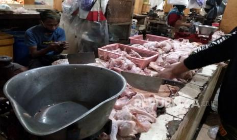 Pedagang ayam pedaging di pasar mengatakan harga ayam saat ini belum stabil.