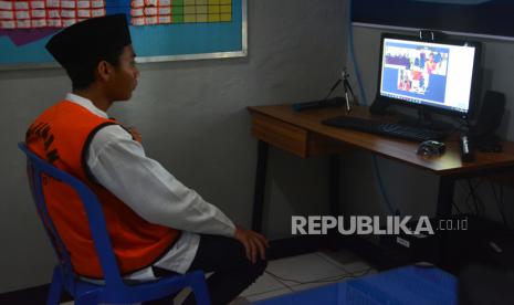 Terdakwa mengikuti sidang secara daring (online) (Ilustrasi). Ombudsman Republik Indonesia menyarankan kepada Ketua Mahkamah Agung agar membentuk Tim Khusus untuk melakukan pengawasan dan evaluasi pelaksanaan persidangan dalam jaringan (online) atau electronic litigation. 