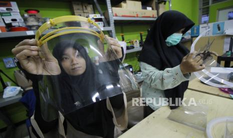 Relawan membuat alat pelindung wajah (Face Shield) di Departemen Desain Produk Industri, Institut Teknologi Sepuluh Nopember (ITS), Surabaya, Jawa Timur, Senin (23/3/2020). Pakar ingatkan harus ada jaminan keselamatan bagi mahasiswa relawan Covid-19.