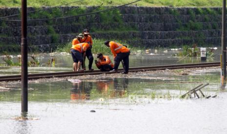 Petugas memeriksa bantaran rel kereta api akibat banjir yang  merendam sejumlah jalur rel kereta api. Akibatnya PT  KAI membatalkan sedikitnya 15 jadwal perjalanan kereta api jarak jauh (ilustrasi)