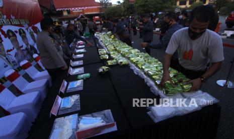 Polisi menata paket berisi narkotika jenis sabu saat rilis ungkap kasus tindak pidana narkoba di Mapolda Kalsel di Banjarmasin, Kalimantan Selatan, Jumat (7/8/2020). Polresta Banjarmasin, Kalimantan Selatan (Kalsel) mencetak rekor tangkapan terbesar dengan menyita sebanyak 42,9 kilogram narkoba, Senin (9/11).  