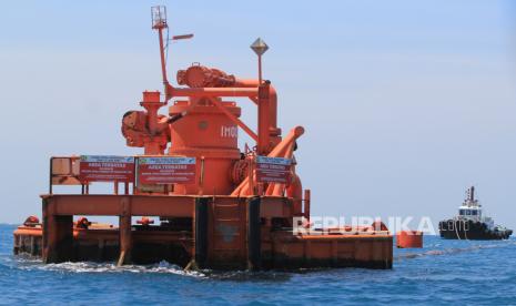 Sebuah kapal berlabuh di sekitar stasiun terapung suplai minyak dan gas lepas pantai di perairan Balongan, Indramayu, Jawa Barat, Rabu (11/11/2020). SKK Migas menargetkan pada tahun 2030 produksi minyak bumi sebesar 1 juta barel minyak per hari (BOPD) dan gas alam sebesar 12 miliar standar kaki kubik per hari (BSCFD), atau secara total sebesar 3,2 juta barel setara minyak per hari (BOEPD). 