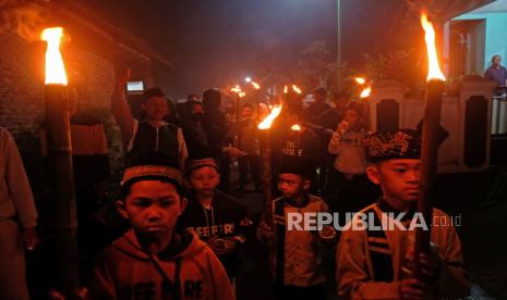 Sejumlah anak membawa obor mengikuti takbir keliling. Pemerintah daerah  di berbagai wilayah mengeluarkan edaran larangan takbir keliling pada malam Idul Adha (ilustrasi)