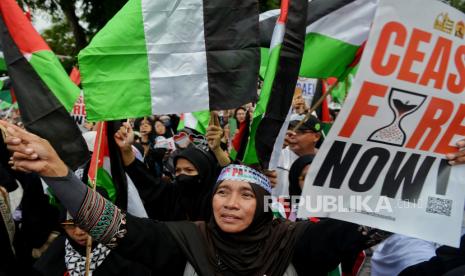 Massa menggelar aksi solidaritas global untuk Gaza di depan Kedubes Amerika Serikat, Jakarta, Sabtu (13/1/2024). 