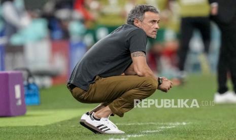  Pelatih timnas Spanyol Luis Enrique menyaksikan pertandingan sepak bola babak 16 besar Piala Dunia 2022 antara Maroko dan Spanyol, di Education City Stadium di Al Rayyan, Qatar, Selasa, 6 Desember 2022.