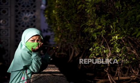 Rekomendasi lepas masker oleh CDC AS untuk mereka yang sudah divaksin, dianggap belum bisa diterapkan di Indonesia.