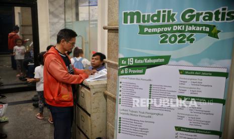 Calon pemudik mengisi berkas verifikasi data di Dinas Perhubungan Provinsi DKI Jakarta, Sabtu (23/3/2024). Masyarakat yang telah melakukan pendaftaran program mudik gratis Pemprov DKI Jakarta secara online mulai melakukan verifikasi data hari ini. Verifikasi tersebut dibagi menjadi 3 klaster tergantung keberangkatan. Untuk diketahui, Pemprov DKI Jakarta pada Ramadhan tahun ini kembali menyediakan layanan mudik gratis bagi warga dengan tujuan 19 kota/kabupaten dan jumlah armada sebanyak 259 bus saat arus mudik dan 210 bus saat arus balik. Lalu, ada 13 truk untuk mengangkut motor pemudik saat arus mudik dan 10 truk untuk arus balik.