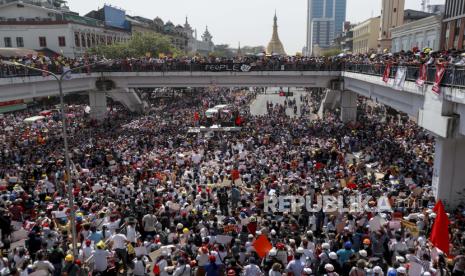 Demonstran berkumpul di persimpangan dekat Pagoda Sule untuk memprotes kudeta militer di Yangon, Myanmar, Rabu, 17 Februari 2021. Pakar PBB tentang hak asasi manusia di Myanmar memperingatkan prospek kekerasan besar ketika demonstran berkumpul lagi Rabu untuk memprotes perebutan kekuasaan oleh militer.