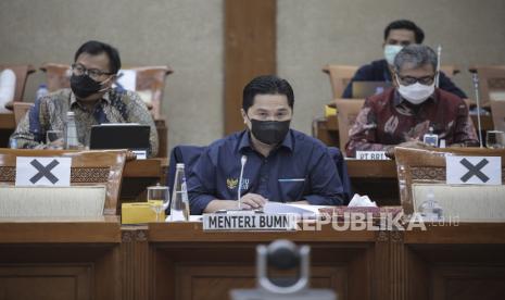 Menteri Badan Usaha Milik Negara (BUMN) Erick Thohir mengikuti rapat kerja dengan Komisi VI DPR di Kompleks Parlemen, Senayan, Jakarta, Kamis (18/3). Menteri BUMN Erick Thohir mengungkapkan Kementerian BUMN mendapatkan anggaran untuk Tahun Anggaran (TA) 2022 sebesar Rp 208 miliar. 