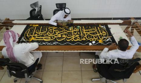 Pekerja Saudi menyulam kaligrafi Islam, baik menggunakan benang perak murni atau benang perak berlapis emas, selama tahap akhir persiapan tirai, atau Kiswah, yang menutupi Kabah, struktur berbentuk kubus di jantung Masjidil Haram, di pabrik Kiswah di Mekkah, Arab Saudi, Rabu, 6 Juli 2022. Jemaah haji berkumpul di kota suci Mekah di Arab Saudi untuk haji terbesar sejak pandemi virus corona sangat membatasi akses ke salah satu dari lima rukun Islam. Pembuatan Kiswah Ka'bah Habiskan Rp 100 Miliar Tiap Tahun