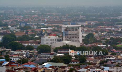 Pembangunan hotel baru terlihat dari Bukit Gado-gado di Padang, Sumatera Barat, Jumat (5/3/2021). Bank Indonesia (BI) mencatat aliran modal asing yang masuk ke Indonesia terus meningkat.