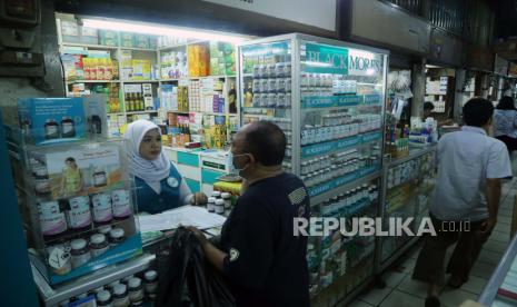  Seorang apoteker Indonesia berbincang dengan pelanggannya di pasar obat Pramuka di Jakarta, Selasa, 8 November 2022. Menurut Menteri Kesehatan RI Budi G. Sadikin, departemen kesehatan terus berupaya menekan kasus baru Gagal Ginjal Akut pada anak-anak, yang disebabkan dengan konsumsi obat sirup. Hingga 05 November, terdapat 324 kasus Gagal Ginjal Akut pada Anak dimana 102 telah sembuh, 194 meninggal dan 28 masih dirawat.