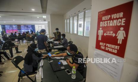 Sejumlah tenaga kesehatan mendaftar untuk menjalani vaksinasi di Rumah Sakit Darurat (RSD) Wisma Atlet, Jakarta, Rabu (20/1). Sebanyak 2.630 tenaga kesehatan di RSD Wisma Atlet Kemayoran menjalani vaksinasi COVID-19 secara bertahap. Vaksinasi terhadap para tenaga kesehatan ini diprioritaskan karena mereka bersinggungan langsung dengan pasien.  Republika/Putra M. Akbar