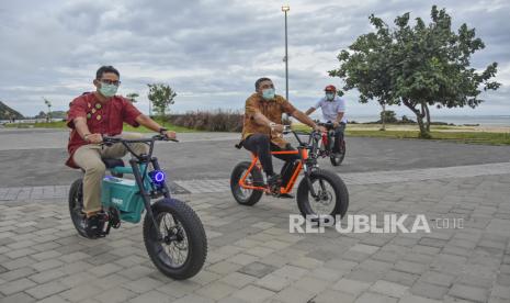 Menteri Pariwisata dan Ekonomi Kreatif Sandiaga Salahuddin Uno (kiri) bersama Direktur Utama PT Indonesia Tourism Development Corporation (ITDC) Abdulbar M Mansoer (tengah) dan Gubernur NTB Zulkieflimansyah (kanan) mengendarai sepeda listrik  produksi UMKM NTB saat meninjau kawasan Destinasi Pariwisata Super Prioritas (DPSP) The Mandalika, Praya, Lombok Tengah, NTB, Jumat (15/1/2021). Menparekraf optimistis pengembangan The Mandalika dapat mendorong pertumbuhan pariwisata di Indonesia dan NTB khususnya di bidang sport tourism serta industri kreatif sehingga mempercepat pemulihan ekonomi Indonesia pasca pandemi. 