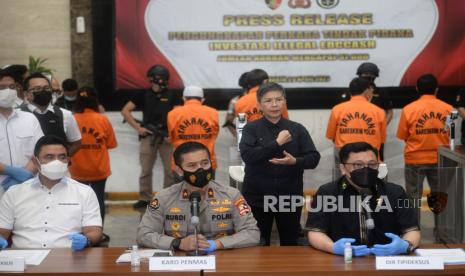 Direktur Tindak Pindana Ekonomi Khusus (Dirtipideksus) Bareskrim Polri Brigjen Pol Helmy Santika bersama Kepala Biro Penerangan Masyarakat (Karopemnas Divisi Humas Polri) Brigjen Pol Rusdi Hartono memberikan keterangan. (Ilustrasi)