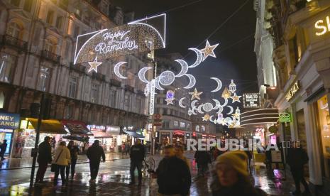 Lampu merayakan festival Ramadhan Muslim ditampilkan di West End London, Inggris (23/3/2023). Lampu Ramadan pertama di London telah dipasang di Piccadilly Circus yang menampilkan 30.000 lampu ramah lingkungan. Inisiatif ini dipimpin oleh organisasi nirlaba Ramadan Lights UK. Area West End akan menyala selama bulan Ramadan. Survei: Generasi Z Inggris Percaya Berita tentang Muslim tidak Akurat