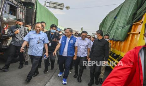 Menteri Perdagangan Zulkifli Hasan (tengah) didampingi  Penjabat (Pj) Gubernur DKI Jakarta Heru Budi Hartono (kanan) dan Kepala Badan Pangan Nasional Arief Prasetyo Adi (kedua kanan) melakukan kunjungan kerja di Pasar Induk Beras Cipinang, Jatinegara, Jakarta, Senin (7/11/2022). Kunjungan tesebut dalam rangka moninjau ketersediaan beras dan stabilisasi harga.