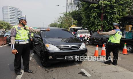 Polisi memberikan pengarahan kepada pengendara mobil yang akan melakukan uji emisi di Subdit Gakkum Ditlantas Polda Metro Jaya, Jakarta, Jumat (1/9/2023). Direktorat Lalu Lintas Polda Metro Jaya bersama Dinas Lingkungan Hidup DKI Jakarta mulai memberlakukan tilang uji emisi terhadap kendaraan roda dua dan roda empat sebagai upaya agar masyarakat ikut berkontribusi untuk mengatasi permasalahan buruknya kualitas udara di Ibu Kota. Denda sanksi tilang bagi kendaraan yang tidak lulus uji emisi sebesar Rp 250.000 bagi kendaraan motor dan Rp 500.000 bagi kendaraan mobil.