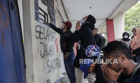 Warga turut berbela sungkawa kepada korban kerusuhan dan penyerbuan pertandingan sepak bola di Stadion Kanjuruhan Malang, Jawa Timur, 03 Oktober 2022. Menurut Menteri Koordinator Bidang Politik, Hukum, dan Keamanan Mahfud MD, pemerintah membentuk tim investigasi independen menyusul peristiwa tersebut. kerusuhan dan injak-injak sepak bola yang menewaskan 125 orang. Polisi menembakkan gas air mata untuk menghentikan penggemar sepak bola memasuki lapangan menyebabkan kepanikan dan injak-injak, menyusul pertandingan antara Arema FC dan Persebaya Surabaya di Jawa Timur pada 01 Oktober.