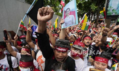 Warga negara Myanmar yang tinggal di Thailand dengan gambar pemimpin Myanmar yang digulingkan Aung San Suu Kyi, terlihat di tengah, menggelar rapat umum di luar kedutaan Myanmar di Bangkok, Thailand, Selasa, 26 Juli 2022. Kemarahan internasional atas eksekusi empat tahanan politik Myanmar semakin meningkat dengan protes akar rumput dan kecaman keras dari pemerintah dunia.