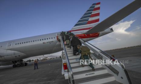  Dalam gambar yang disediakan oleh Angkatan Laut AS, para pengungsi dari Afghanistan menaiki penerbangan menuju Amerika Serikat dari Naval Air Station Sigonella, Italia, Sabtu, 28 Agustus 2021. Pesawat tujuan AS terbang Minggu ke Philadelphia dan Washington, DC membawa AS warga dan warga Afghanistan dievakuasi dari kekacauan di Afghanistan. 