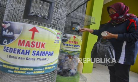 ilustrasi. Pegawai Bank Sampah memasukkan sampah plastik sedekah dari warga di Gudang Bank Sampah Ciamis, Kabupaten Ciamis, Jawa Barat, Sabtu (20/6/2020). Bank Sampah yang didirikan Oleh Dinas Perumahan Rakyat Kawasan Permukiman dan Lingkungan Hidup (DPRKPLH) Kabupaten Ciamis pada tahun 2017 ini bertujuan mengubah perilaku masyarakat untuk turut menjaga lingkungan dan mengelola sampah hingga memiliki nilai ekonomis, yang hingga kini memiliki 61 nasabah perorangan dan 50 nasabah kelompok binaan dengan hasil 13 ton sampah per bulan atau Rp10 juta per bulan yang tabungannya diarahkan untuk pembayaran PBB, pendidikan dan umroh