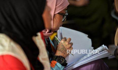 Anggota KPPS bersama saksi perwakilan partai melakukan rekap penghitungan surat suara dari seluruh TPS. KPU sebut anggota KPPS tidak bisa mengoreksi kesalahan di Sirekap untuk Pilpres 2024.