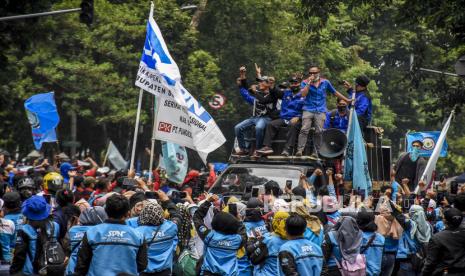 Sejumlah buruh berunjuk rasa di depan Gedung Sate, Jalan Diponegoro, Kota Bandung, Kamis (8/10). Dalam unjuk rasa tersebut mereka mendesak Presiden Joko Widodo untuk segera menerbitkan Peraturan Pemerintah Pengganti Undang-Undang (Perppu) terkait pencabutan UU Ciptaker karena UU tersebut dianggap tidak berpihak kepada rakyat. Foto: Abdan Syakura/Republika