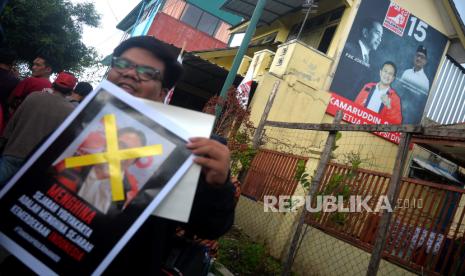 Warga menggelar aksi damai di Kantor DPW Partai Solidaritas Indonesia (PSI) Yogyakarta, Senin (4/12/2023). Wakil Ketua DPRD DIY menilai pernyataan Ade Armando soal politik dinasti tidak pantas.