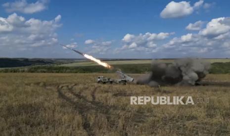 Gambar diam yang diambil dari video selebaran yang disediakan oleh layanan pers Kementerian Pertahanan Rusia pada 20 September 2022 menunjukkan sistem roket multi-peluncuran BM-27 Uragan dari Distrik Militer Pusat Rusia menembaki lokasi yang dirahasiakan di wilayah Donetsk, Ukraina timur. Korea Utara menolak klaim yang menyatakan negara itu pernah memasok senjata atau amunisi ke Rusia.