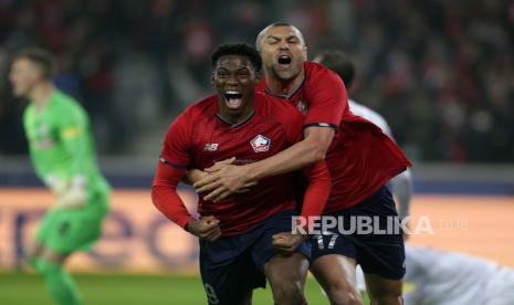 Pencetak gol Lille Jonathan David, kiri, merayakan dengan rekan setimnya Burak Yilmaz, kanan, setelah mencetak gol pembuka pada pertandingan sepak bola grup G Liga Champions antara OSC Lille dan RB Salzburg di Stade Pierre Mauroy - beberapa waktu lalu,. 