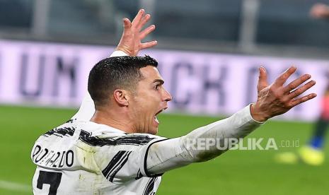 Cristiano Ronaldo saat pertandingan sepak bola Serie A Italia Juventus FC vs FC Crotone di stadion Allianz di Turin, Italia, 22 Februari 2021.