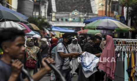 Suasana aktivitas jual beli di kawasan Pasar Baru, Jalan Otto Iskandar Dinata (Otista), Kota Bandung, Senin (18/5). Meski penerapan Pembatasan Sosial Berskala Besar (PSBB) Jawa Barat masih berlaku hingga 19 Mei 2020 mendatang, namun sebagian oknum pedagang tetap menggelar lapaknya di sejumlah titik seperi di atas trotoar dan pinggir jalan