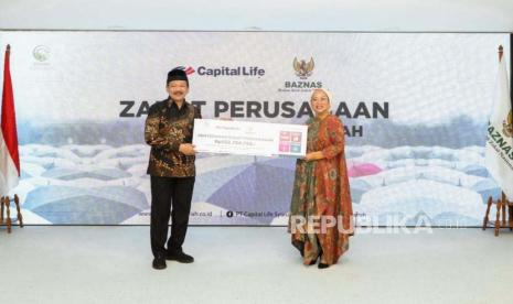 BAZNAS RI menerima penyaluran zakat perusahaan dari PT Capital Life Syariah sebesar Rp 552.784.755, Selasa (24/1/2023). Zakat perusahaan ini akan ditujukan untuk memperkuat program pengentasan kemiskinan.