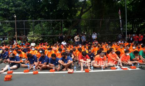 Sejumlah tersangka dihadirkan ketika rilis hasil Operasi Kamtibmas di Polda Metro Jaya, Jakarta, Jumat (26/8/2022). Operasi Kamtibmas yang dilakukan oleh seluruh jajaran wilayah hukum Polda Metro Jaya ini dilakukan dalam waktu tanggal 21 Agustus sampai 25 Agustus 2022 dan berhasil mengamankan barang bukti hasil tangkapan diantaranya narkotika seperti ganja, sabu, pil ekstasi, miras serta kejahatan judi online maupun konvensional. Operasi Kamtibmas ini adalah komitmen Polda Metro Jaya dalam menjaga keamanan dan kenyamanan serta kesejukan masyarakat ibu kota dari gangguan dan tatanan kejahatan. Prayogi/Republika