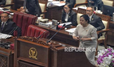 Ketua DPR Puan Maharani menyampaikan pidato dalam rapat paripurna.