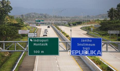 Kendaraan melintas di Gerbang Tol Indrapuri jalan tol Trans Sumatera.