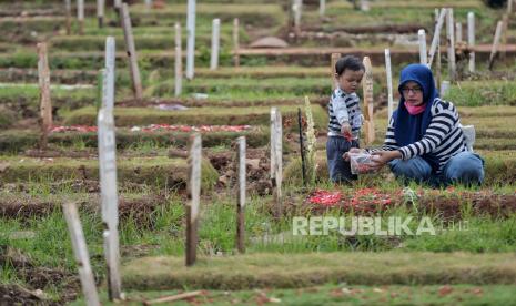 Warga berziarah di makam khusus Covid-19 di Taman Makam Umum Bambu Apus, Jakarta Timur, Sabtu (10/4). Grafik penambahan angka kematian akibat Covid-19 menunjukkan kenaikan dalam satu bulan terakhir. 