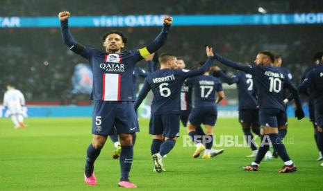  Para pemain Paris Saint Germain berlaga di Stadion Parc des Princes 