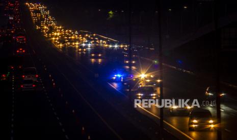 Sejumlah kendaraan melaju di tol Jakarta - Cikampek arah Jakarta di Karawang, Jawa Barat, Ahad (2/8/2020). PT Jasa Marga (persero) Tbk memprediksi puncak arus balik libur Idul Adha 1441 H terjadi pada Minggu (2/8) malam hingga Senin (3/08) dini hari. 