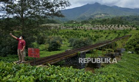 Pengunjung berswafoto di jembatan irigasi air peninggalan zaman kolonial Belanda, kawasan Perkebunan PTPN VIII Dayeuhmanggung, Cilawu, Kabupaten Garut, Jawa Barat.