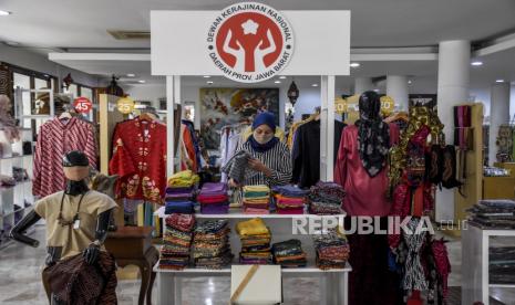 Pengelola menata produk UMKM yang dipajang di Kerajinan dan Kuliner Jawa Barat (Kerabat) Store Dekranasda Jabar, Jalan Ir H Juanda, Kota Bandung, Rabu (23/9). Pemerintah Provinsi Jawa Barat menjadikan Kerabat Store Dekranasda Jawa Barat sebagai ruang pengembangan kreativitas dan sarana promosi serta pusat penjualan bagi produk UMKM dari 27 kabupaten/kota di Jawa Barat. Foto: Abdan Syakura/Republika 