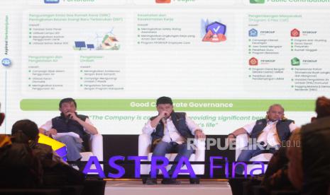 CEO FIF Group Margin Tanuwijaya, Marketing and Sales Director TAF Budi Setiawan, dan CEO ACC Siswadi (dari kiri) berbicara dalam Bincang-bincang Astra Financial di Jakarta, Rabu (8/3/2023). Astra Financial memberikan kontribusi keuntungan terhadap grup Astra sebesar 21 persen atau senilai Rp 6 triliun. Angka laba tersebut tumbuh sebesar 22 persen pada tahun 2022 dibanding tahun sebelumnya.