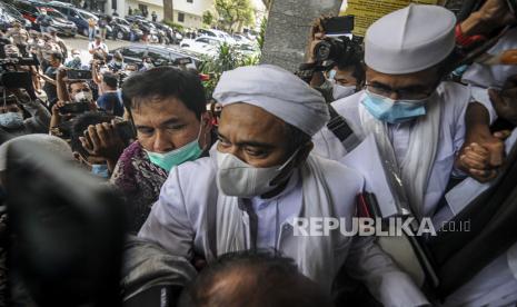 Imam Besar FPI Muhammad Rizieq Shihab tiba untuk menjalani pemeriksaan di Mapolda Metro Jaya, Jakarta, Sabtu (12/12). Rizieq menjalani pemeriksaan sebagai tersangka kasus pelanggaran protokol kesehatan terkait kasus kerumunan yang terjadi di Petamburan. Republika/Putra M. Akbar